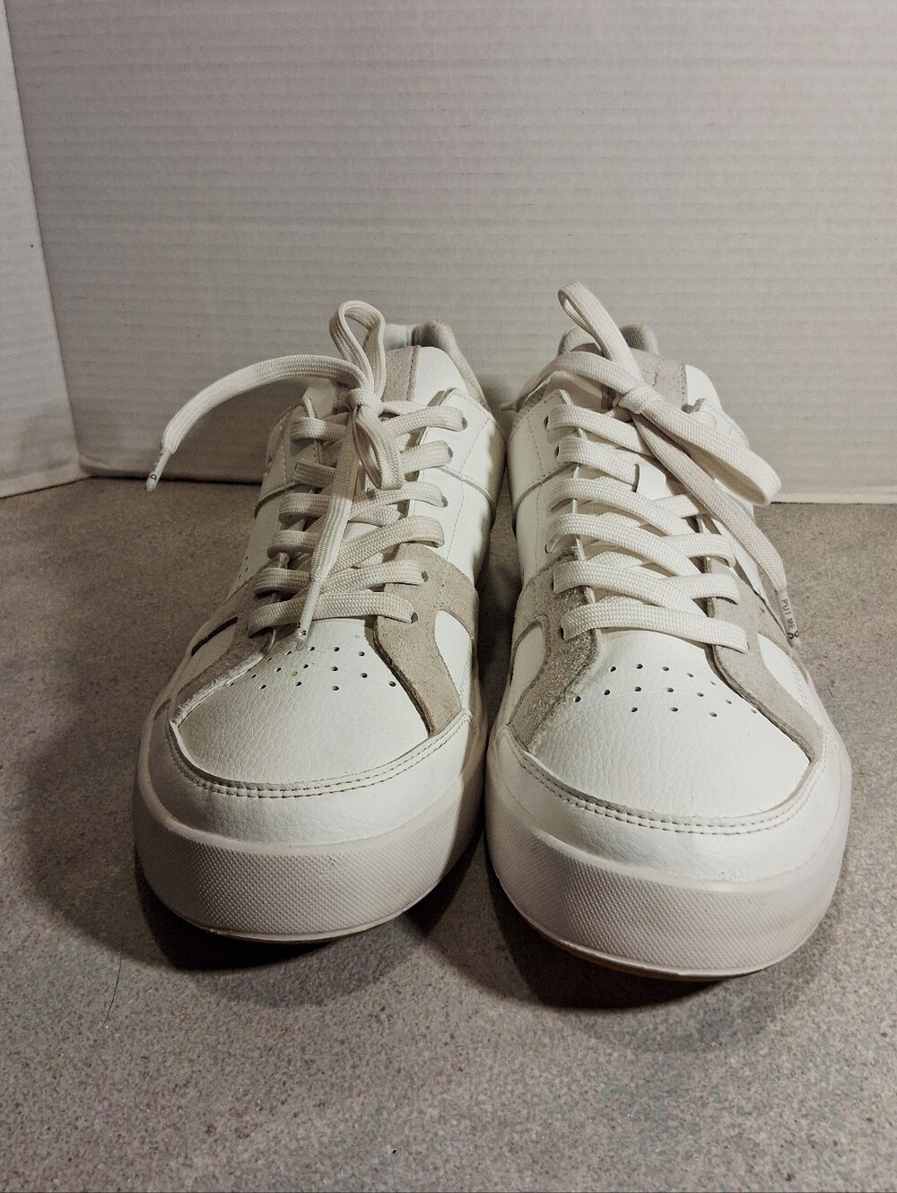 On Clouds Roger Clubhouse Womans White Leather Shoes Sz. 10.